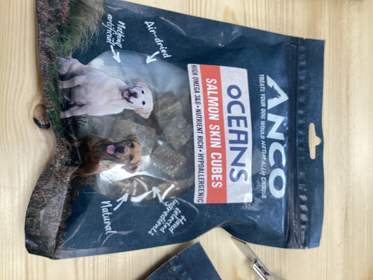 Salmon skin cubes 100g